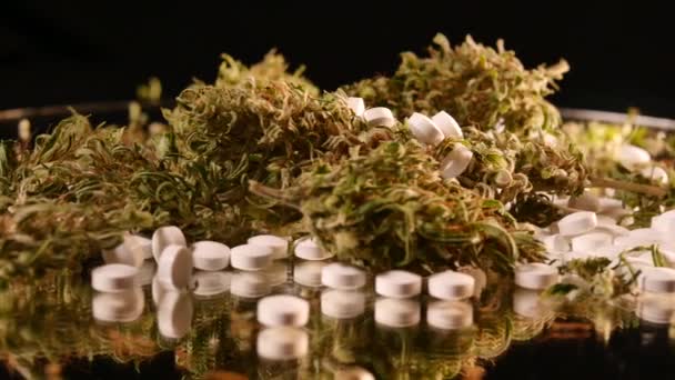 Cannabis Coke Razorblades Drugs Pills Xtc Needle Rotating — Stock Video
