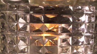 Turuncu ışıklı kristal cam dönüyor.