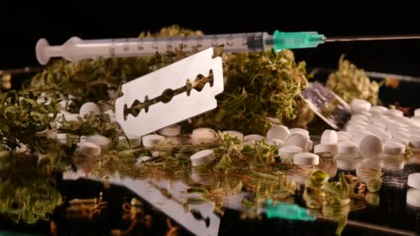 Kannabisz Koksz Borotvapengék Gyógyszerek Tabletták Xtc Tűforgató — Stock videók