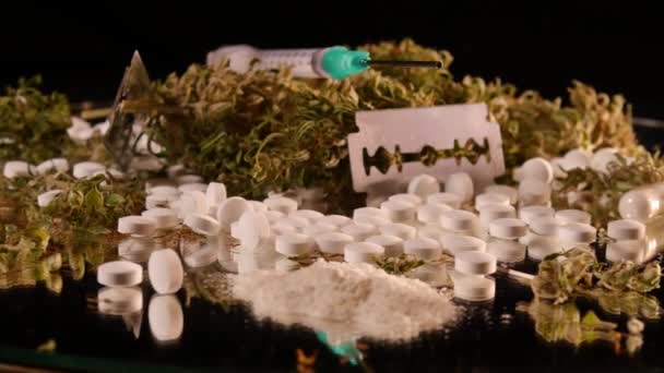 Cannabis Coke Razorblades Drugs Pills Xtc Dan Needle Rotating — Stok Video