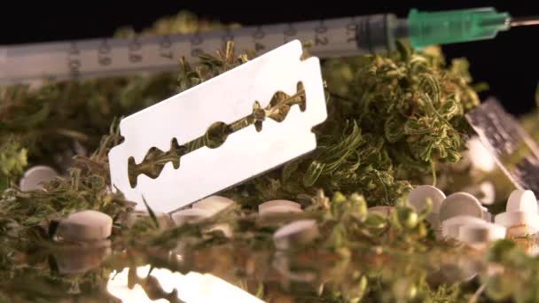 Cannabis Coque Lâminas Barbear Drogas Comprimidos Xtc Agulha Rotativa — Vídeo de Stock