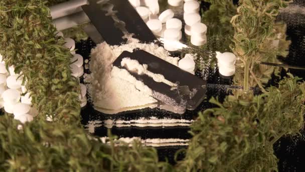 Kannabis Koksi Partaterät Huumeet Pillerit Xtc Neula Pyörivät — kuvapankkivideo