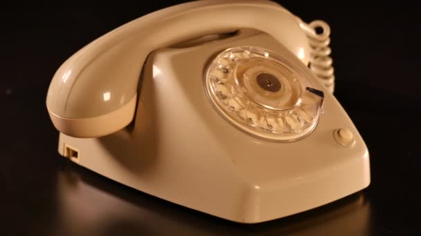 Téléphone Antique Rétro Tournant Sur Fond Noir — Video