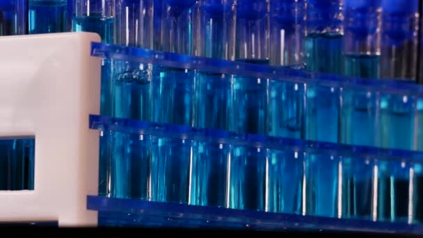 Reagenzgläser Mit Blauer Flüssigkeit Auf Schwarzem Hintergrund Einem Labor — Stockvideo