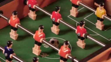 Oyuncak masa futbolunun yakın çekim görüntüleri.