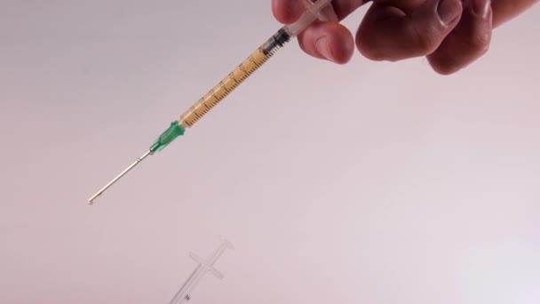 Essai Injection Médicale Liquide Orange Sur Fond Blanc — Video