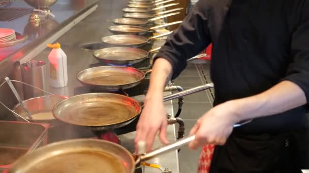 Imagens Perto Muita Preparação Panquecas Cozinha Restaurante — Vídeo de Stock