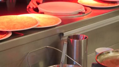 Lokanta mutfağındaki krep hazırlıklarının yakın plan görüntüleri.