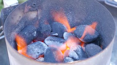 Kömürün ızgarada yandığını gösteren yakın çekim görüntüleri.