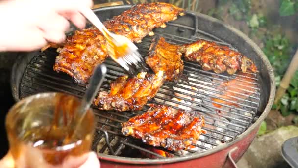 Nahaufnahmen Vom Grillen Von Spareribs Auf Grill — Stockvideo