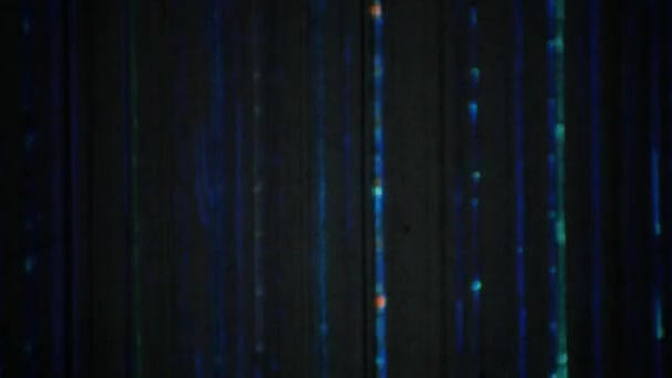 ヴィンテージ8ミリフィルム上の傷やほこりの青い線 — ストック動画