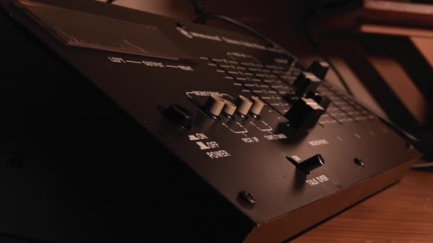 Retro Audio Mixingkonsoll Med Målere Lydkanaler Filmet 50Fps – stockvideo