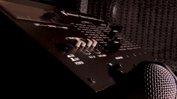 Retro Audio Mixing Console Met Meters Voor Audio Kanalen Gefilmd — Stockvideo