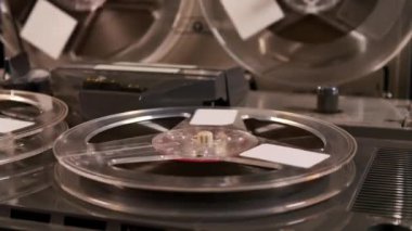 Eski bir Vintage Reel to Reel şarkısının film çekimi. Müzik çalıyor.