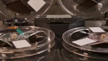Eski bir Vintage Reel to Reel şarkısının film çekimi. Müzik çalıyor.