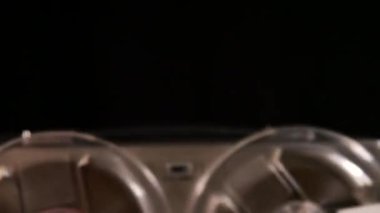 Eski bir Vintage Reel to Reel şarkısının film çekimi. Müzik çalıyor.