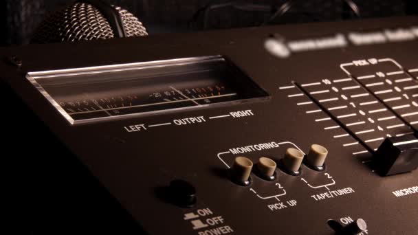 Console Mixage Audio Rétro Avec Compteurs Pour Canaux Audio Filmé — Video