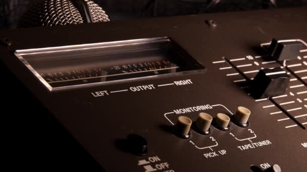 Retro Audio Mixing Console Met Meters Voor Audio Kanalen Gefilmd — Stockvideo