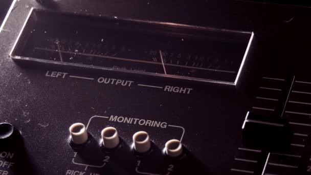 Console Mistura Áudio Retro Com Medidores Para Canais Áudio Filmado — Vídeo de Stock