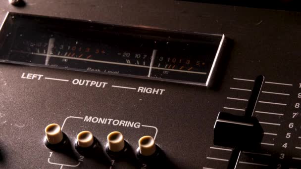 Console Mixage Audio Rétro Avec Compteurs Pour Canaux Audio Filmé — Video