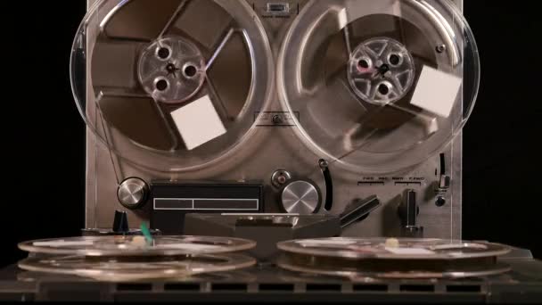 Studyjne Ujęcie Starego Stożkowego Kołowrotka Vintage Reel Reel Odtwarzającego Muzykę — Wideo stockowe