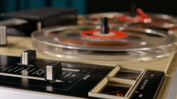Studio Shot Old Vintage Reel Reel Taperecorder Playing Music — Stock Video