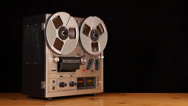 老旧的复古卷轴到卷筒录音机播放音乐的演播室镜头 — 图库视频影像
