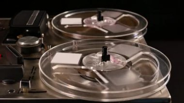 Eski bir Vintage Reel to Reel şarkısının film çekimi. Müzik çalıyor.