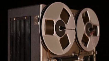 Eski bir Vintage Reel to Reel şarkısının film çekimi. Müzik çalıyor.