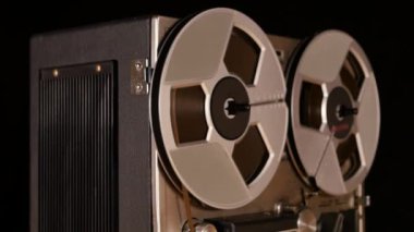 Eski bir Vintage Reel to Reel şarkısının film çekimi. Müzik çalıyor.