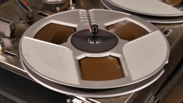 Studioaufnahme Einer Alten Vintage Reel Reel Taperecorder Die Musik Abspielt — Stockvideo