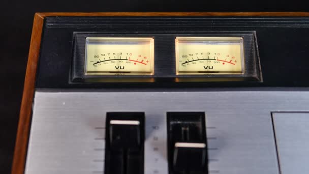 Studioaufnahme Eines Alten Vintage Reel Reel Taperecorders Der Musik Abspielt — Stockvideo