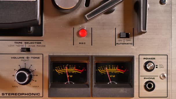 古いヴィンテージリールのスタジオショットリールテーパーは音楽を再生します Vuメーターのクローズアップ 黒い背景で4K Ultra Hdで撮影 — ストック動画