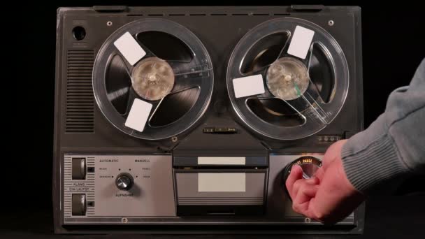 Studyjne Ujęcie Starego Stożkowego Kołowrotka Vintage Reel Reel Odtwarzającego Muzykę — Wideo stockowe