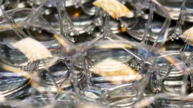 Gökkuşağı sabun köpükleri soyutlanmış arka planda parlıyor.