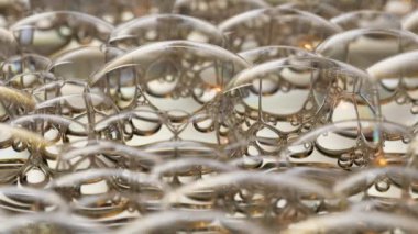 Gökkuşağı sabun köpükleri soyutlanmış arka planda parlıyor.