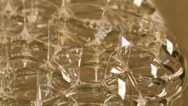 Rainbow Soap Bubbles Plopping Brilhando Fundo Isolado — Vídeo de Stock