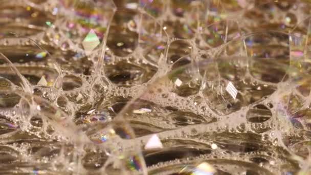 Arco Iris Jabón Burbujas Plopping Brillando Sobre Fondo Aislado — Vídeo de stock