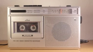 Eski kasetçalardaki kasetlerin yakın çekim görüntüleri