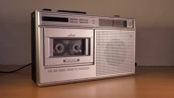 老旧盒式磁带在播放器中的特写镜头 — 图库视频影像