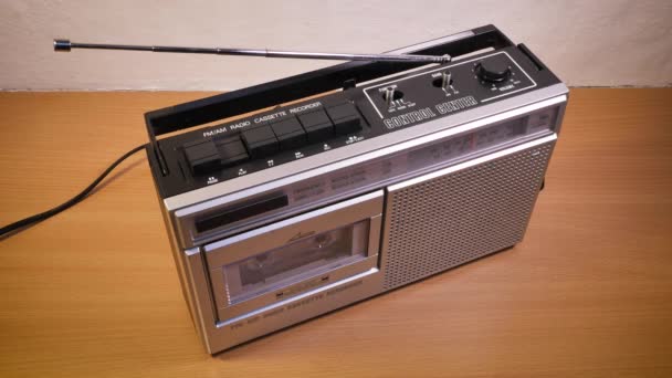 老旧盒式磁带在播放器中的特写镜头 — 图库视频影像