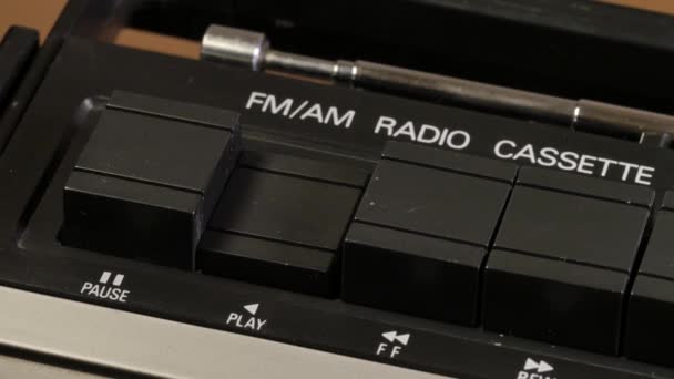 在老式盒式磁带唱机上按播放键的人的特写镜头 — 图库视频影像