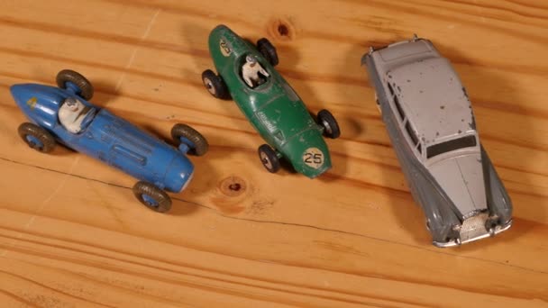 Stare Samochody Retro Metalowe Zabawki Drewnianym Stole Czarnym Tłem Nakręcone — Wideo stockowe