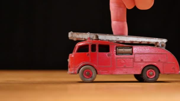 Oude Retro Metalen Speelgoedauto Houten Tafel Met Zwarte Achtergrond — Stockvideo