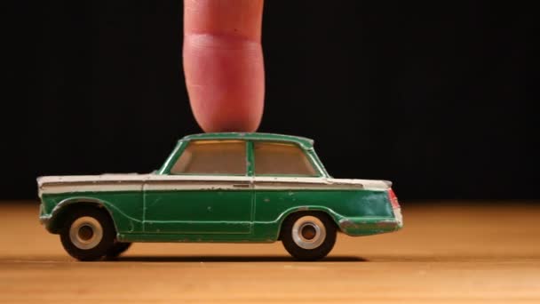 Antiguo Coche Juguete Metal Retro Mesa Madera Con Fondo Negro — Vídeo de stock