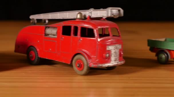 Stare Samochody Retro Metalowe Zabawki Drewnianym Stole Czarnym Tłem Nakręcone — Wideo stockowe