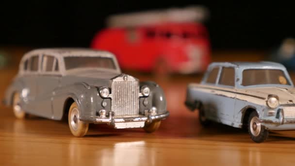 Velhos Carros Brinquedo Metal Retro Mesa Madeira Com Fundo Preto — Vídeo de Stock