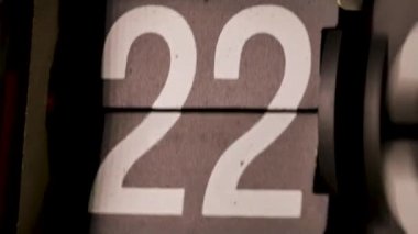 Retro Tasarım Alarm Saati Zaman ayarlanıyor.