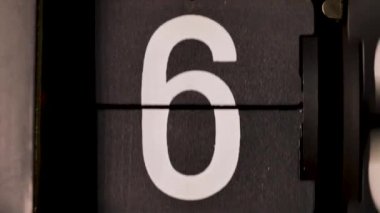 Retro Tasarım Alarm Saati Zaman ayarlanıyor.