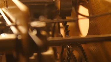 Eski bir antika saatin iç mekanizması.